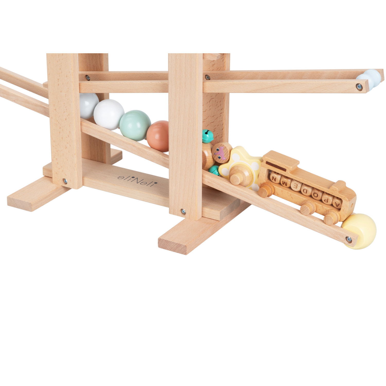 Дървена писта с топки и влакче