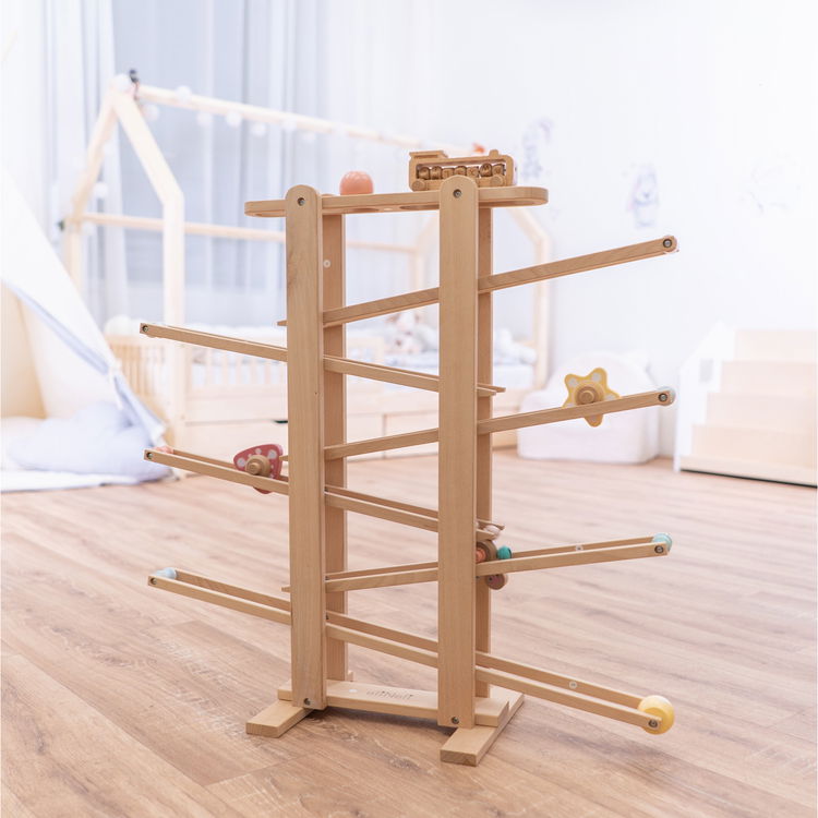 Дървена писта с топки и влакче