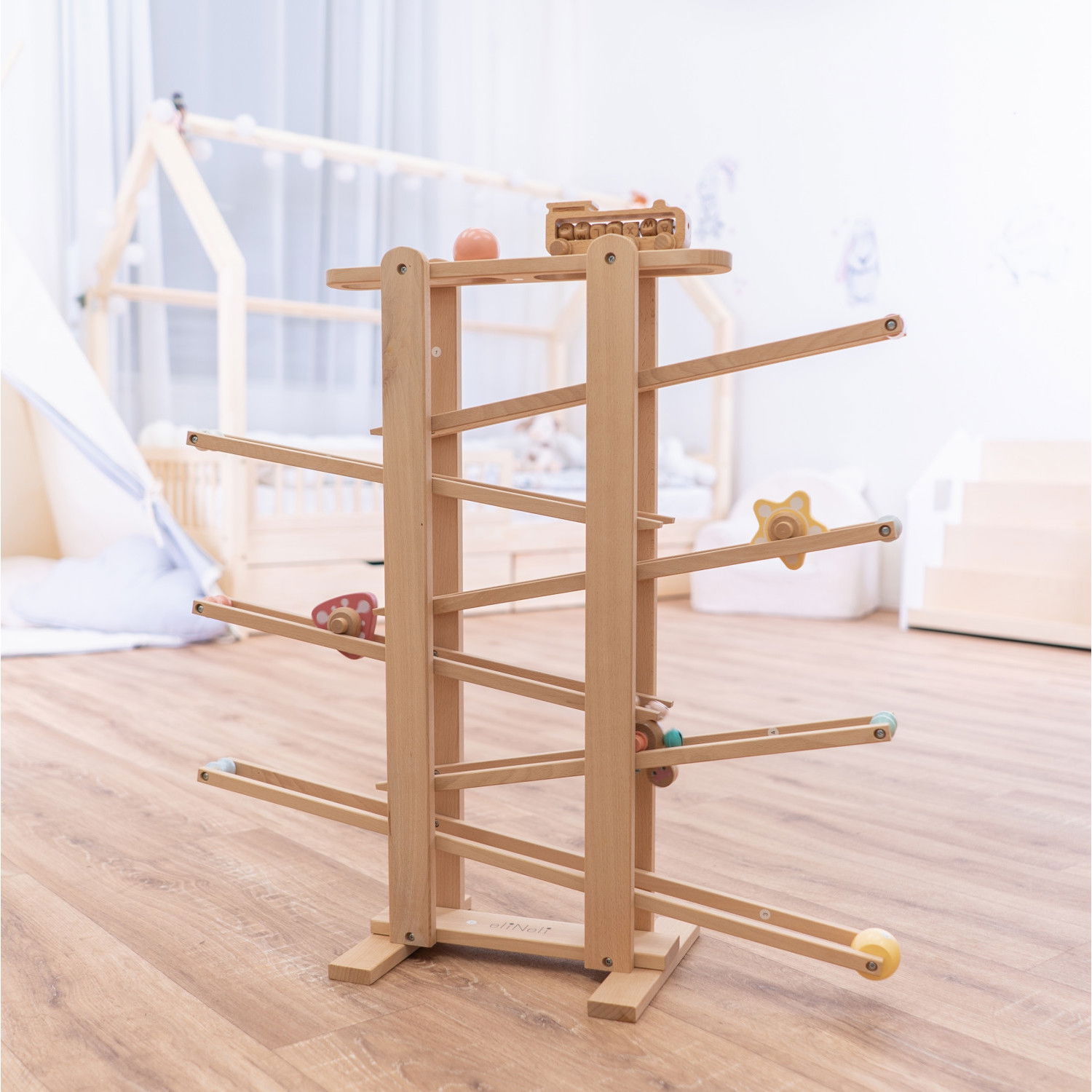 Дървена писта с топки и влакче