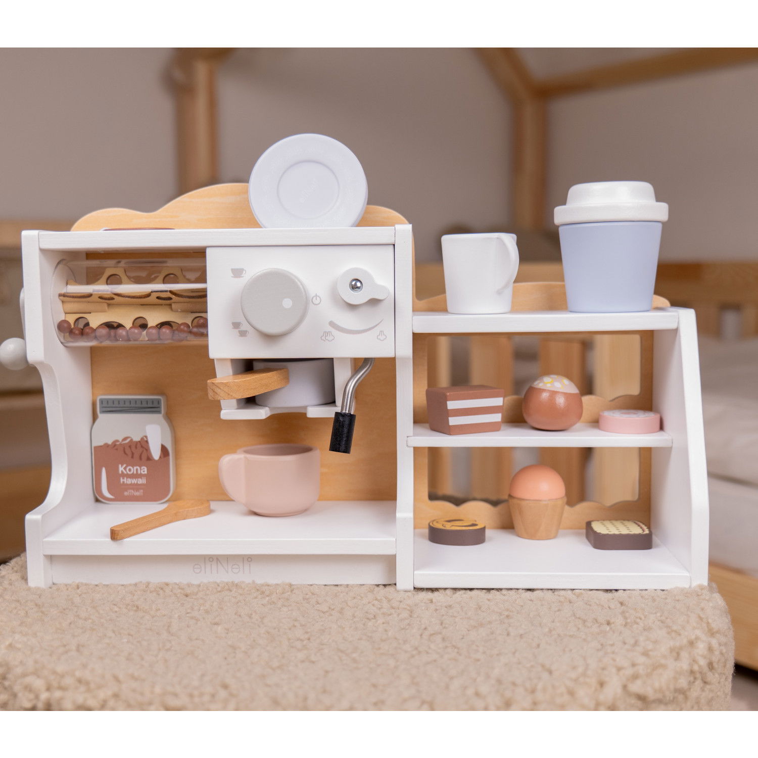 Дървена кафе машина и магазин