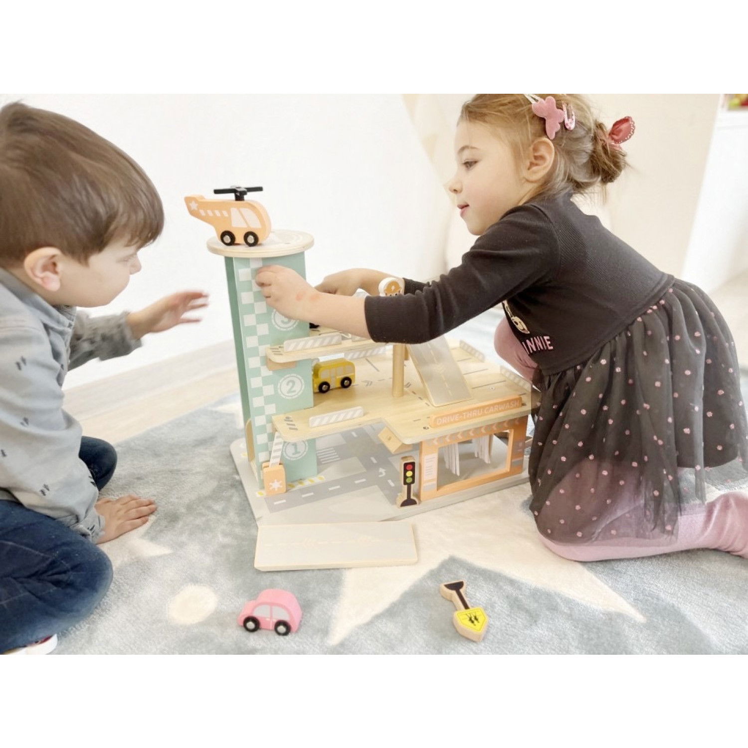 Дървен гараж за коли с автомивка