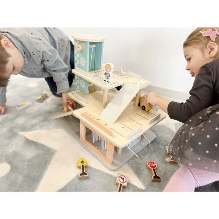 Дървен гараж за коли с автомивка