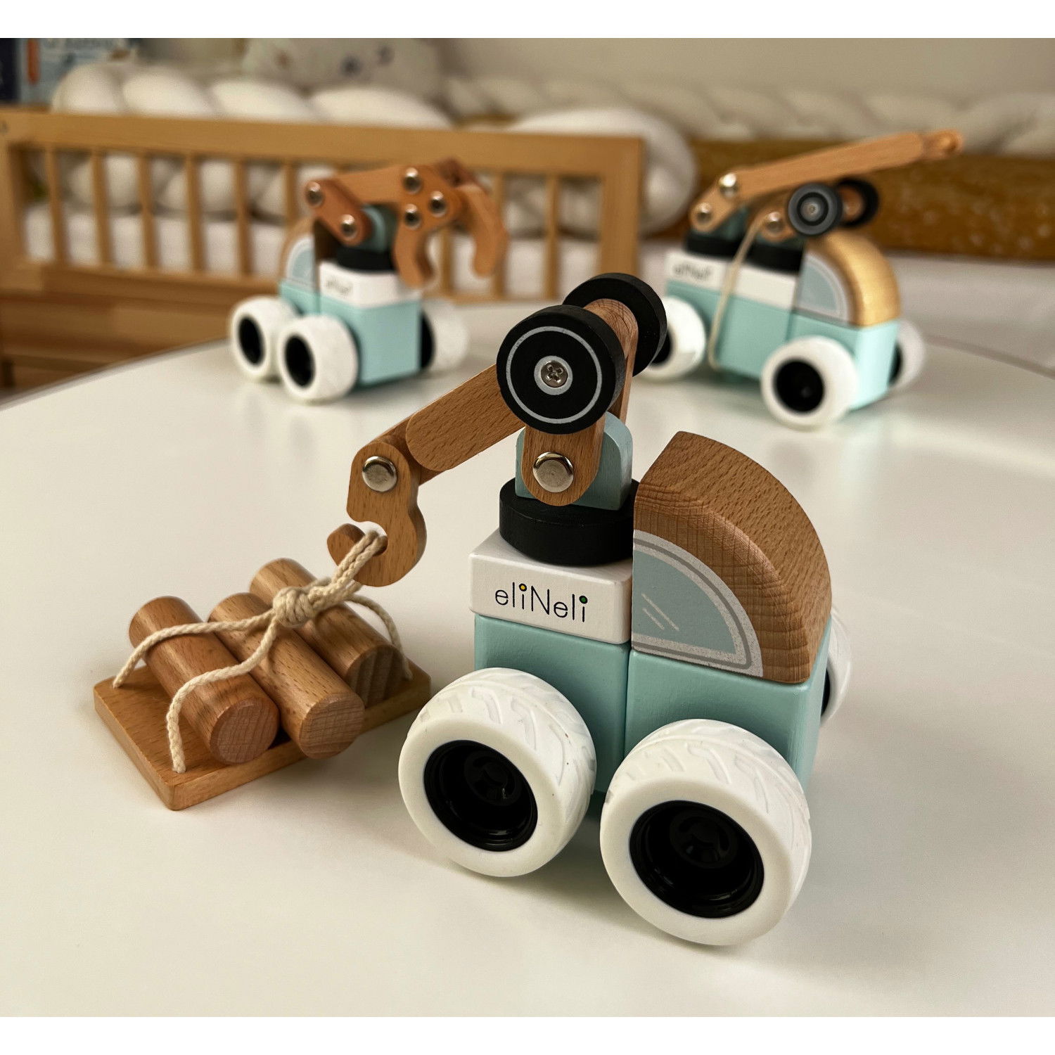 Комплект дървени машини с движещи се елементи