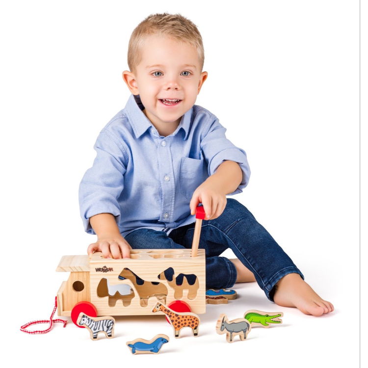Дървен камион - сортер с животни