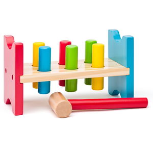 Дървена играчка - чукче с пирони