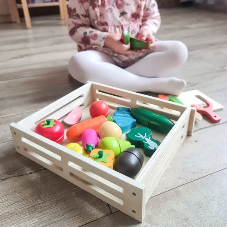 Дървена щайга със зеленчуци за рязане