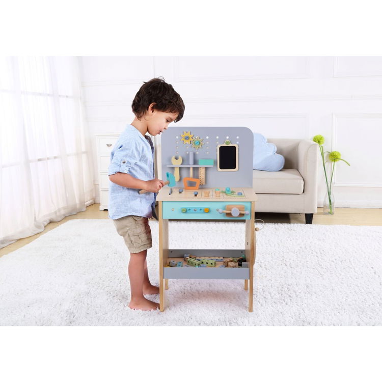 Дървена работилница с инструменти и компресор