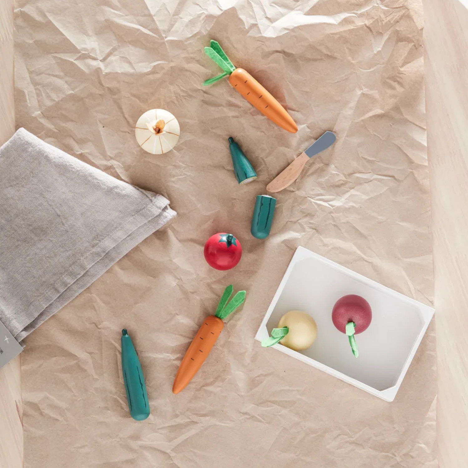 Дървени зеленчуци за рязане в щайга