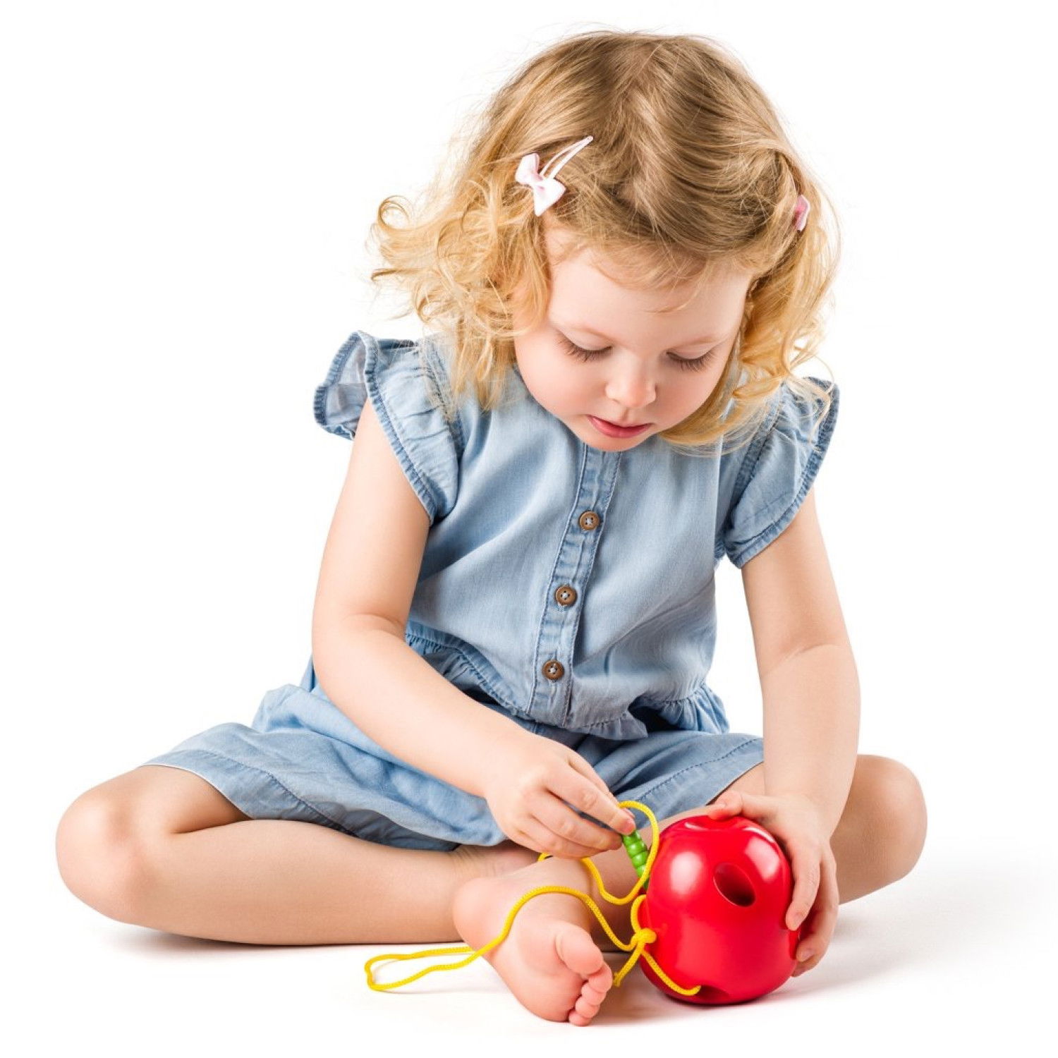 Дървена ябълка и червейче за шиене