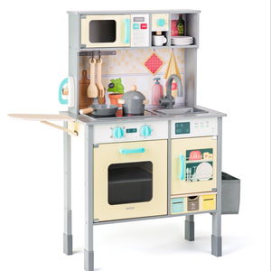 Дървена кухня с аксесоари и черна дъска