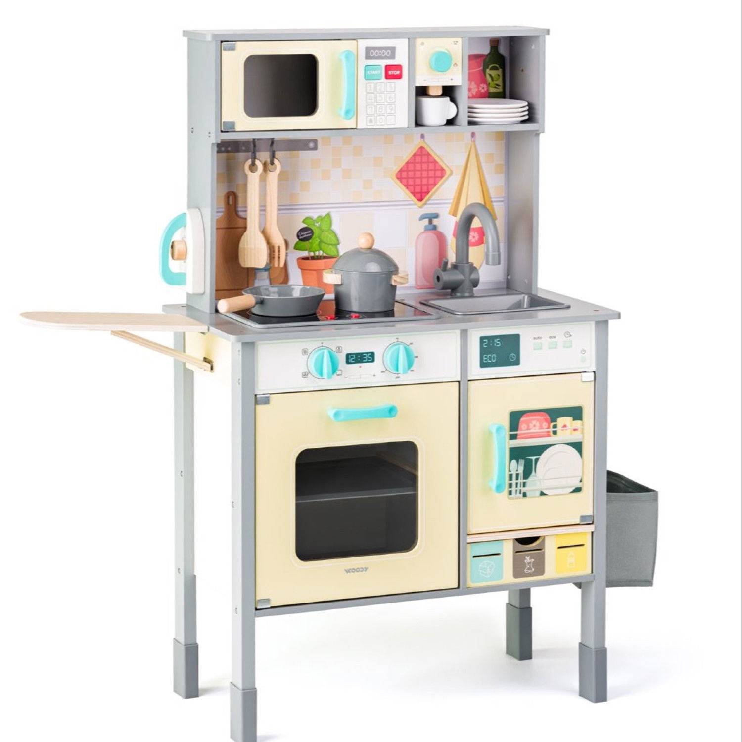 Дървена кухня с аксесоари и черна дъска