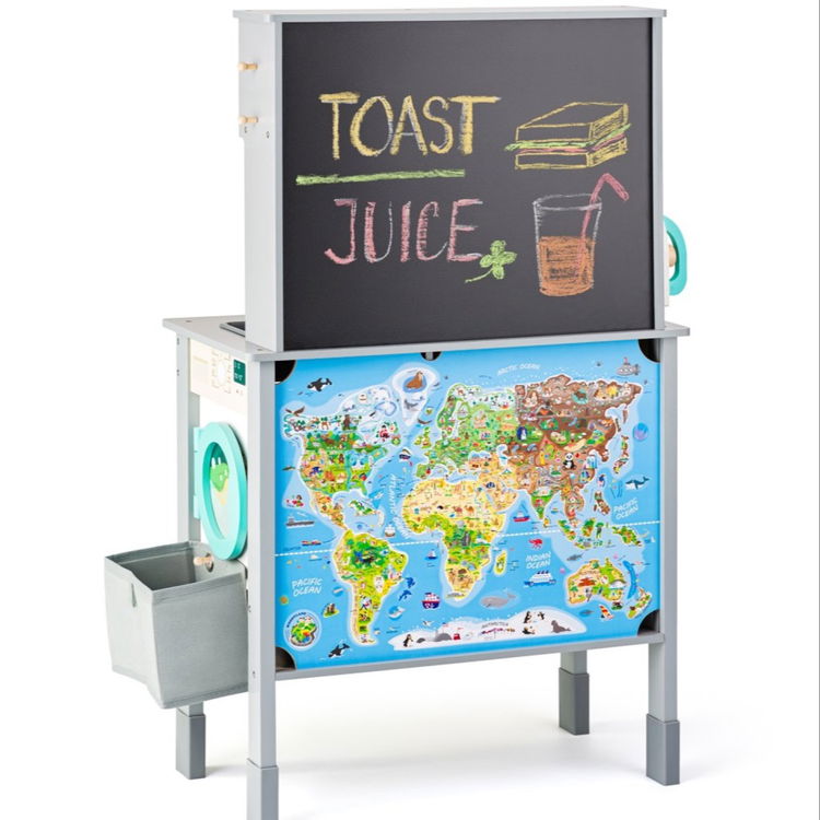 Дървена кухня с аксесоари и черна дъска