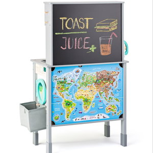 Дървена кухня с аксесоари и черна дъска