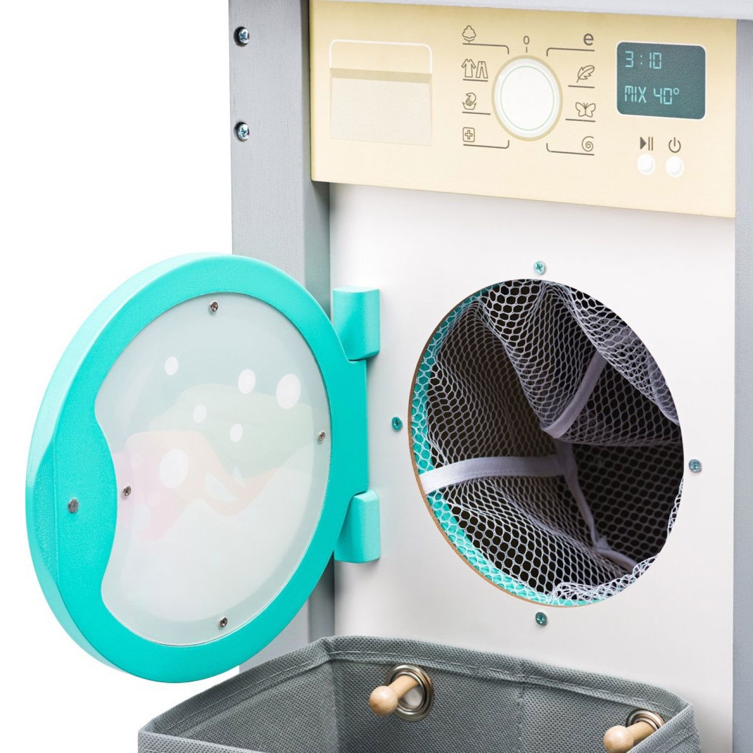 Дървена кухня с аксесоари и черна дъска