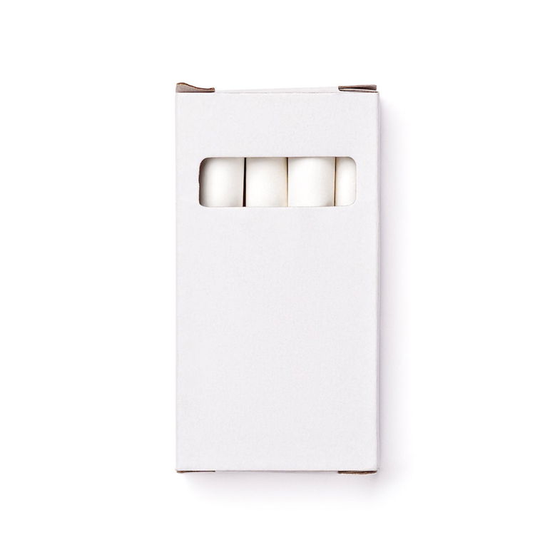 Дървена кухня с аксесоари и черна дъска