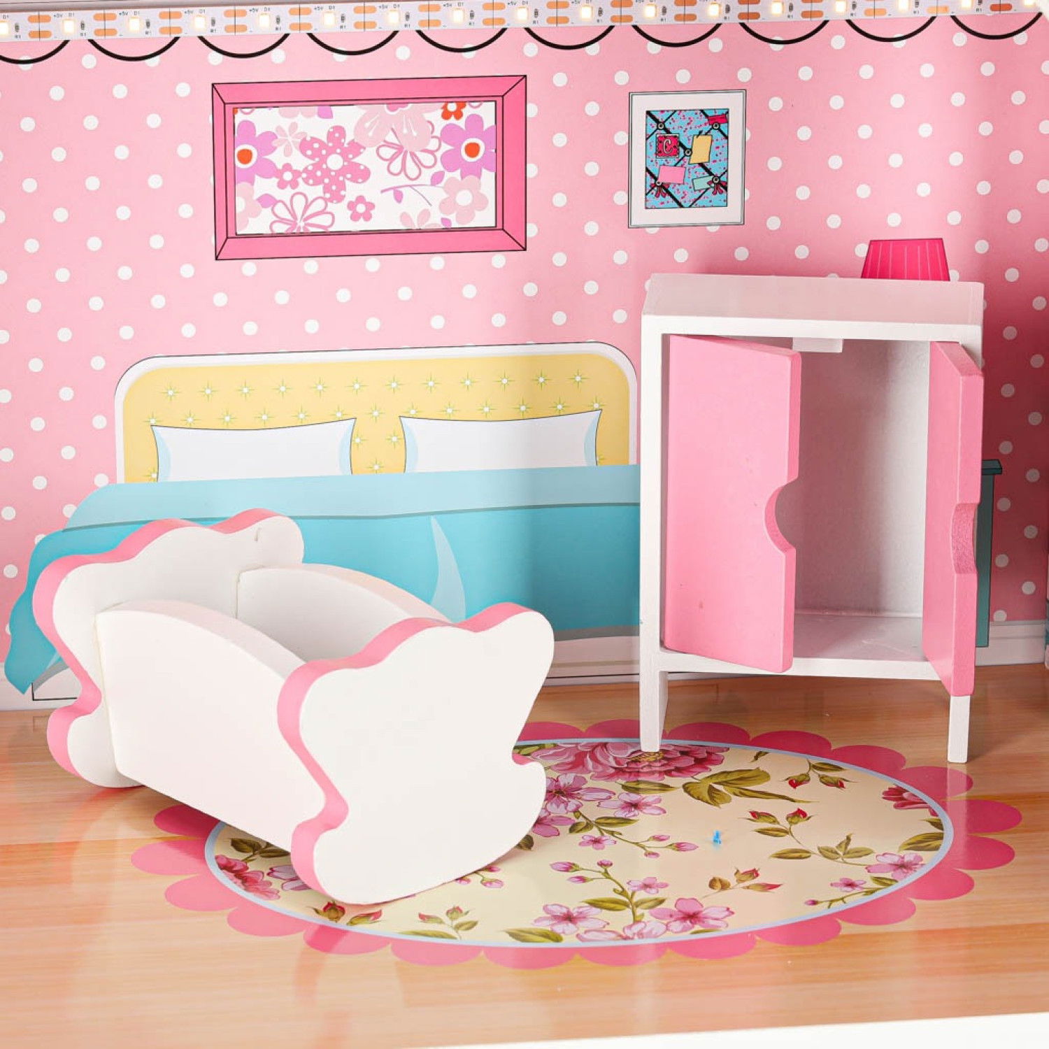 Дървена къща за кукли с LED осветление и аксесоари