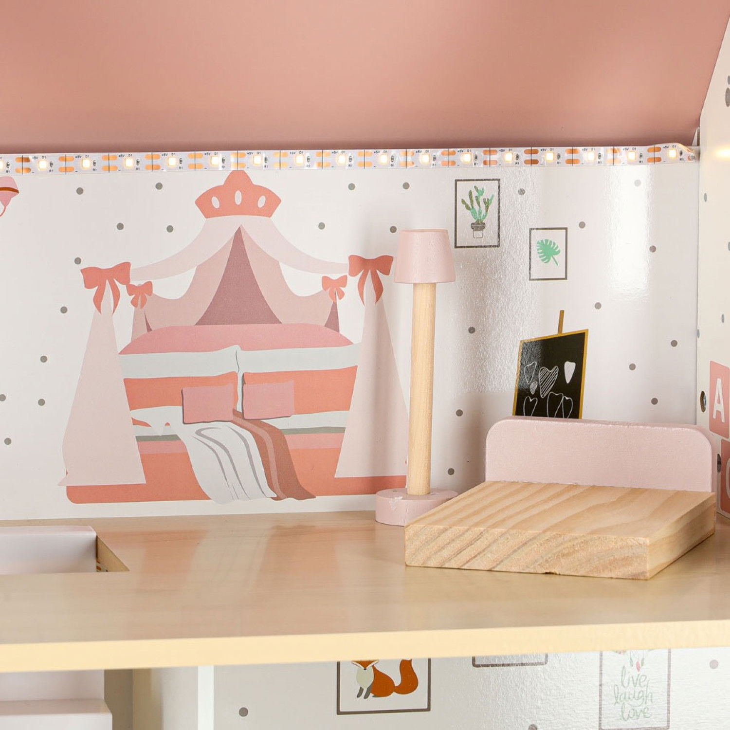 Дървена къща за кукли с LED осветление и аксесоари