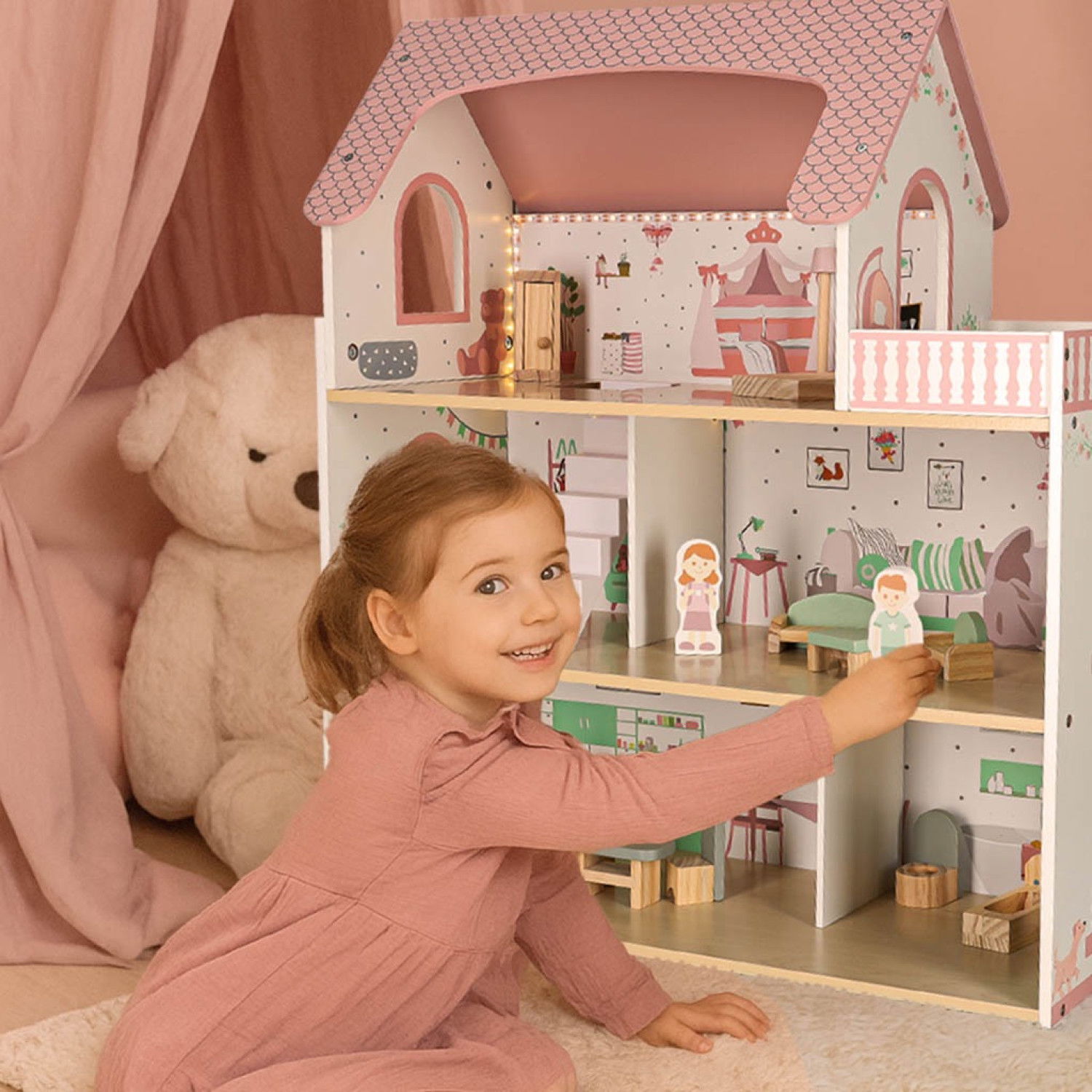 Дървена къща за кукли с LED осветление и аксесоари
