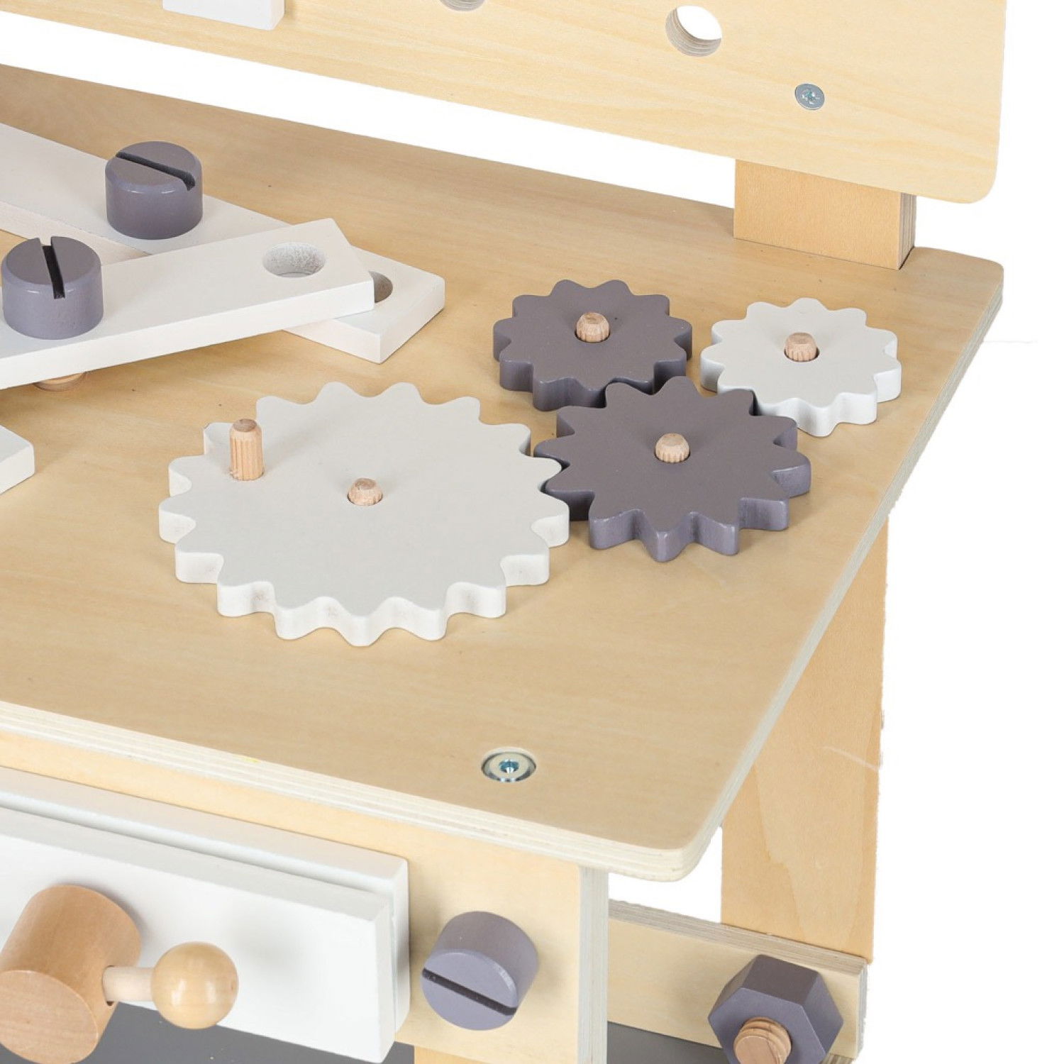 Дървена работилница с инструменти и аксесоари