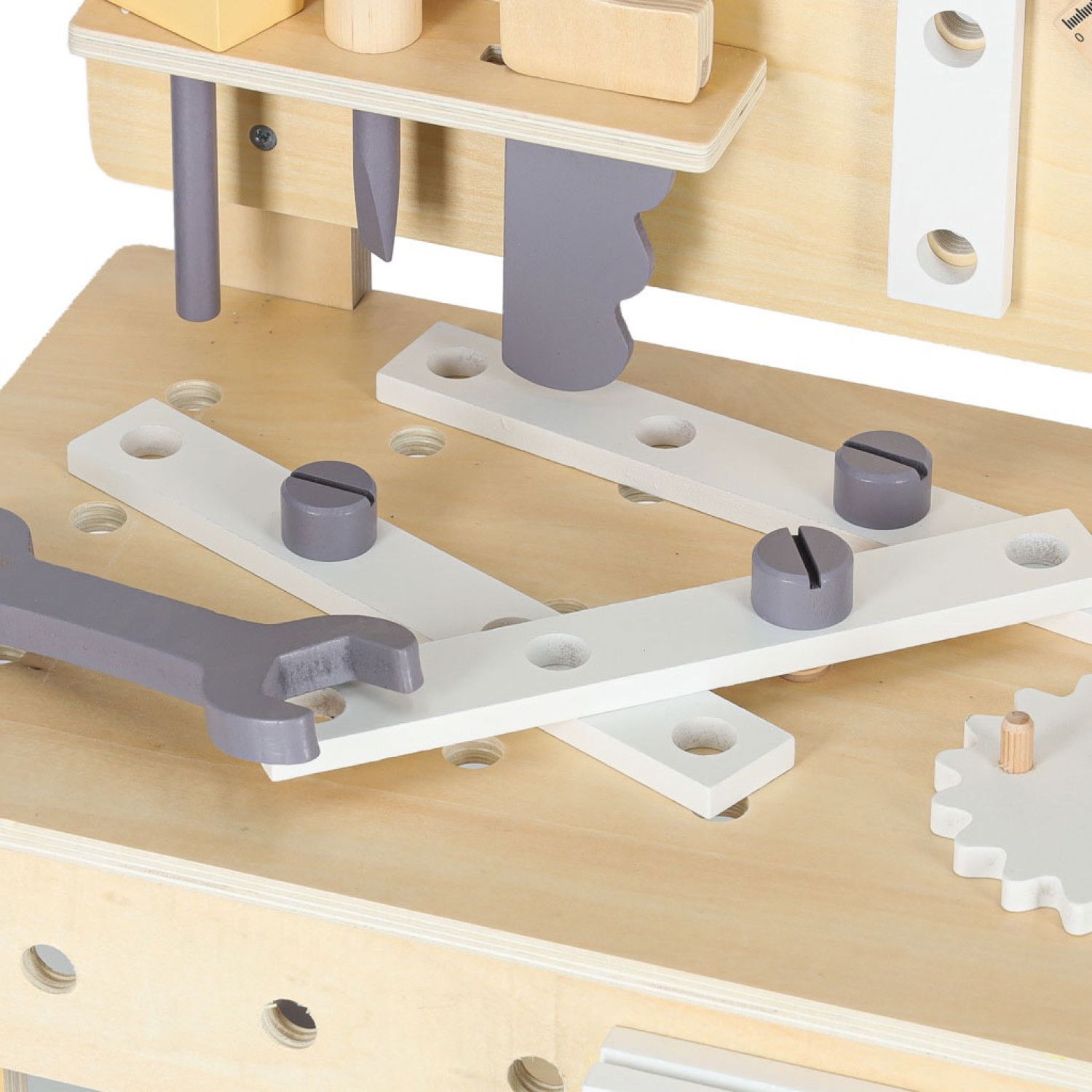 Дървена работилница с инструменти и аксесоари