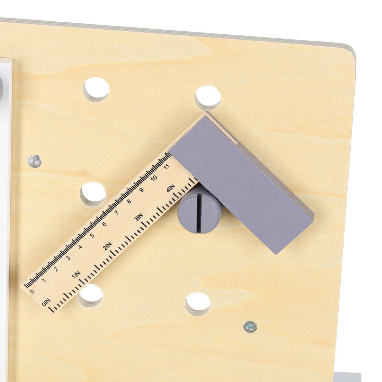 Дървена работилница с инструменти и аксесоари