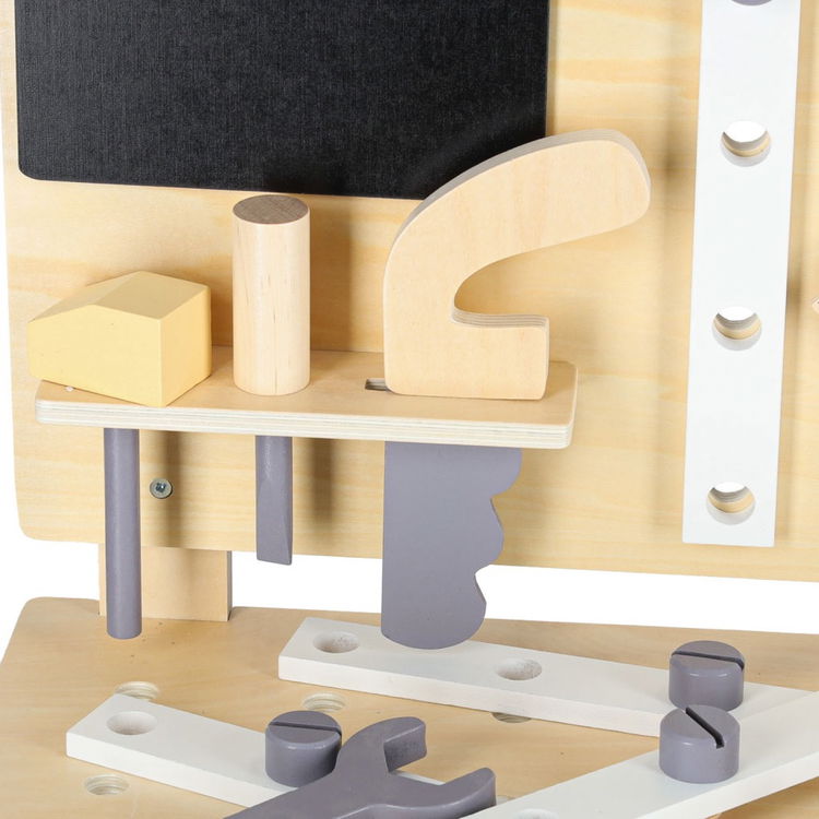 Дървена работилница с инструменти и аксесоари