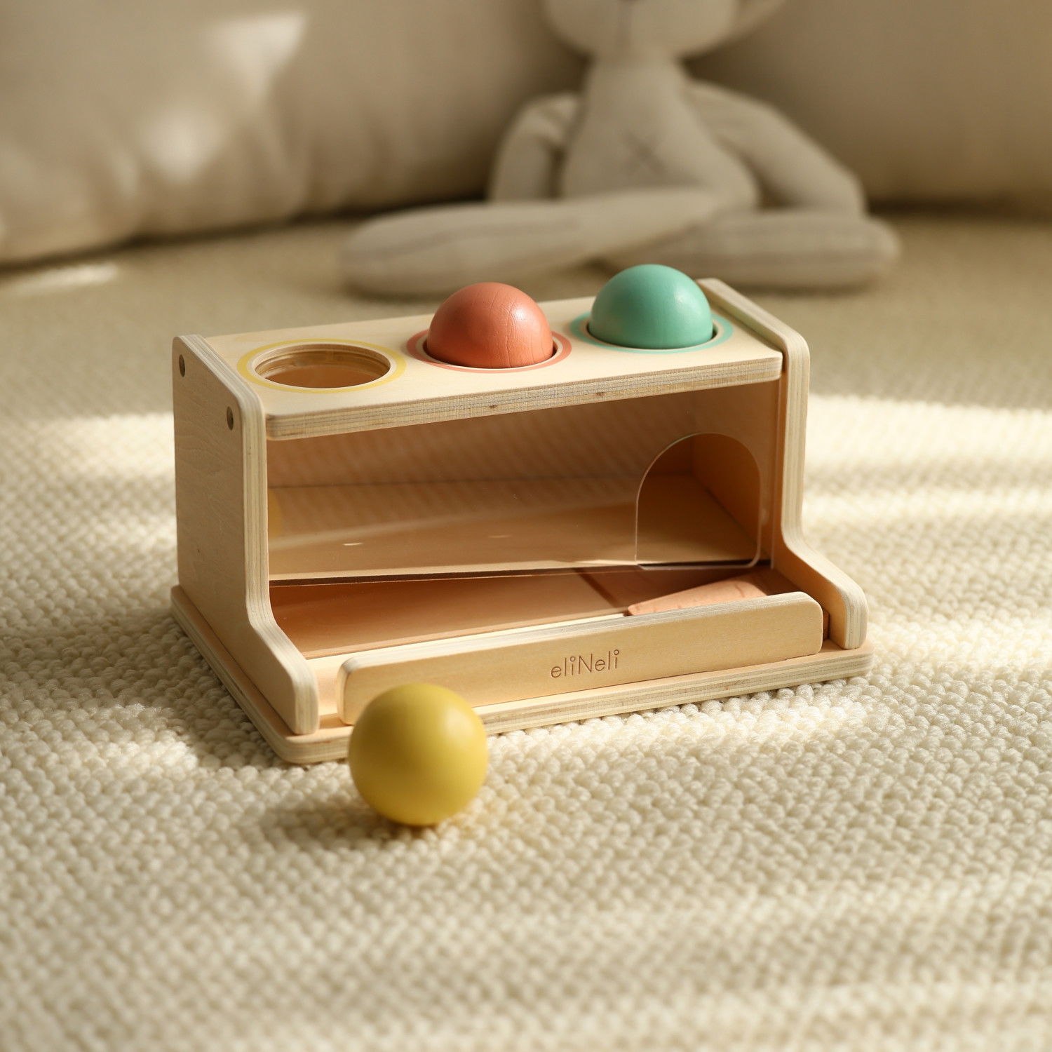 Дървена кутия с топчета