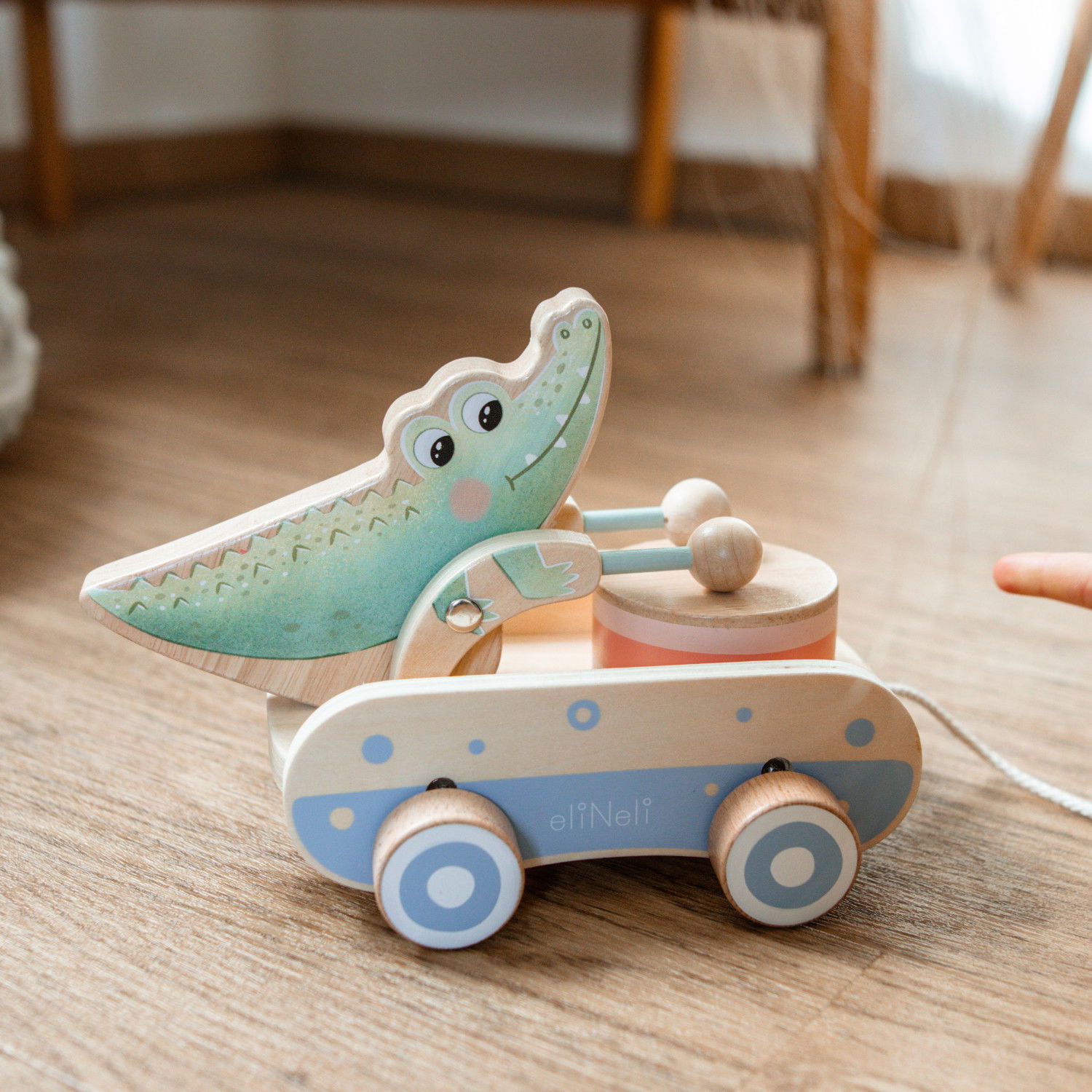 Дървена играчка за дърпане Крокодил с барабан