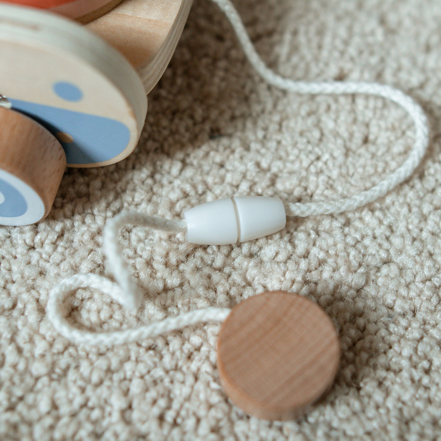 Дървена играчка за дърпане Крокодил с барабан