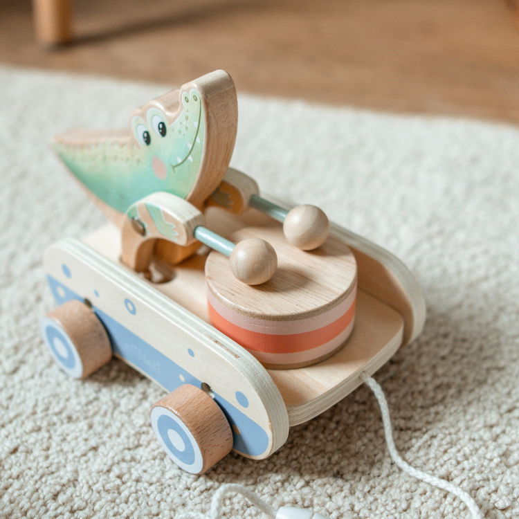 Дървена играчка за дърпане Крокодил с барабан