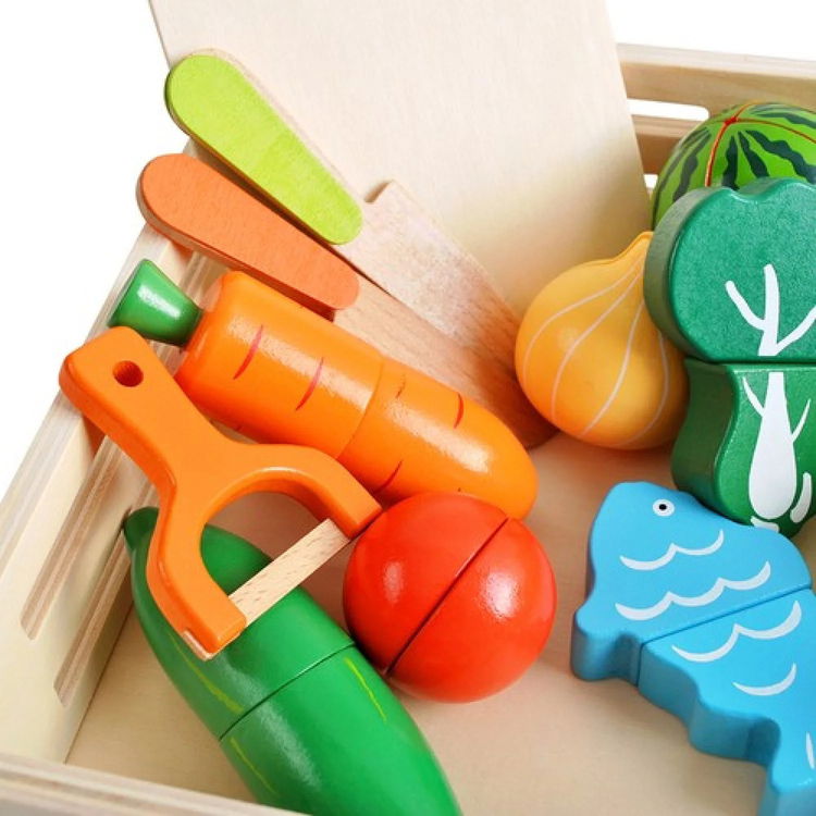 Дървена щайга със зеленчуци за рязане