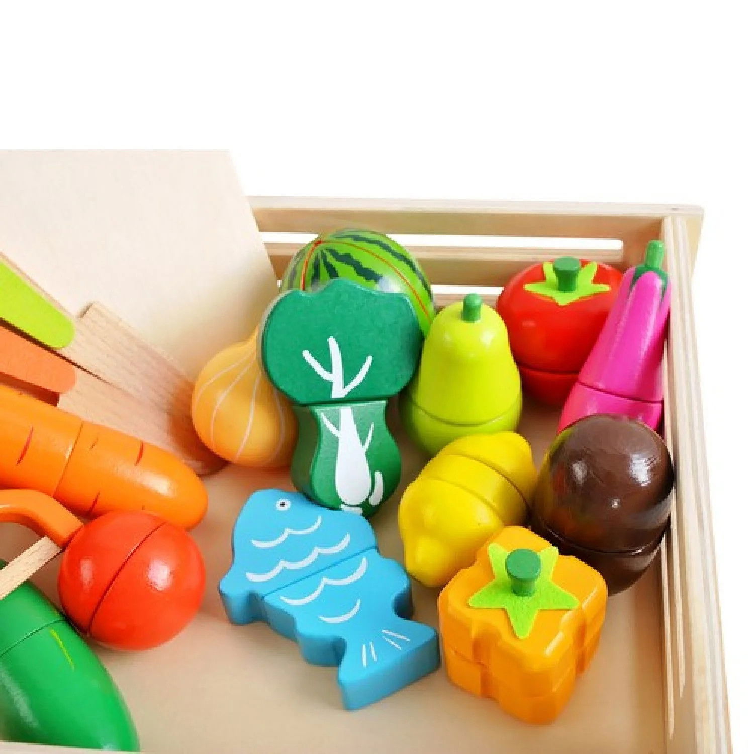 Дървена щайга със зеленчуци за рязане