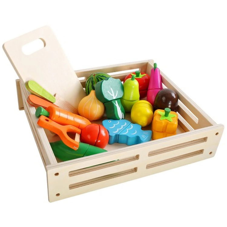 Дървена щайга със зеленчуци за рязане