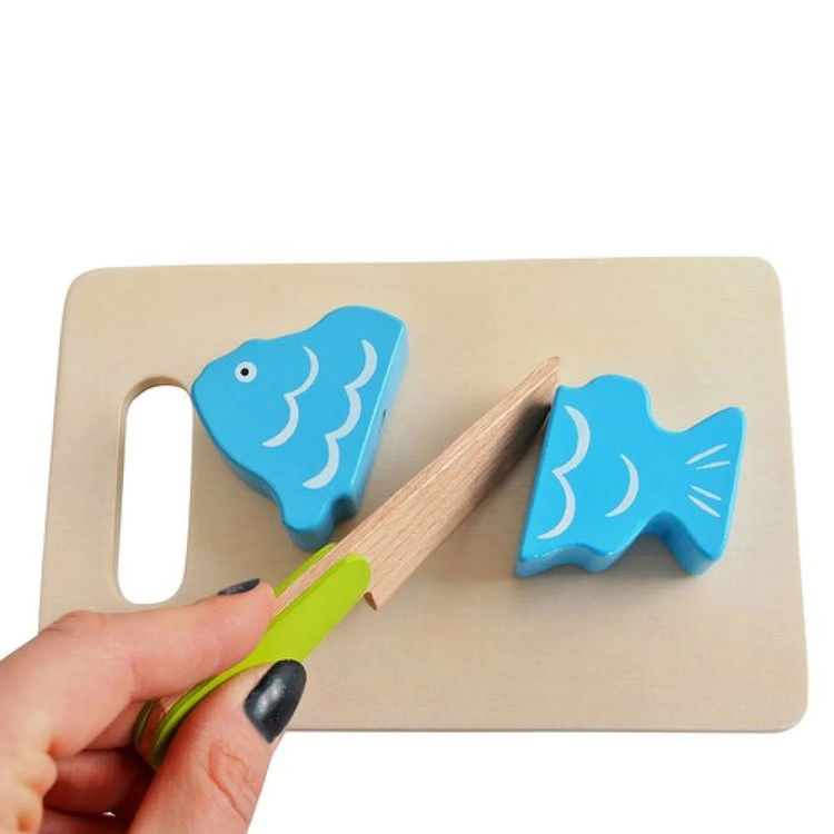 Дървена щайга със зеленчуци за рязане