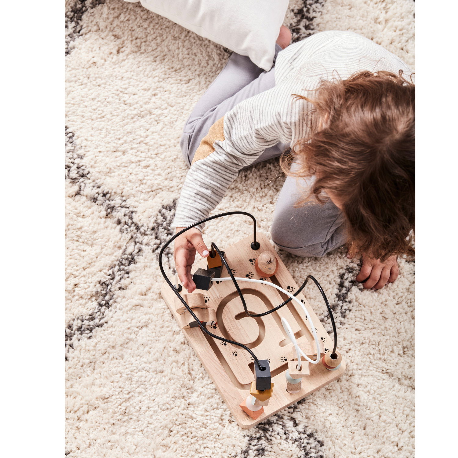 Дървен лабиринт с мъниста и фигурки