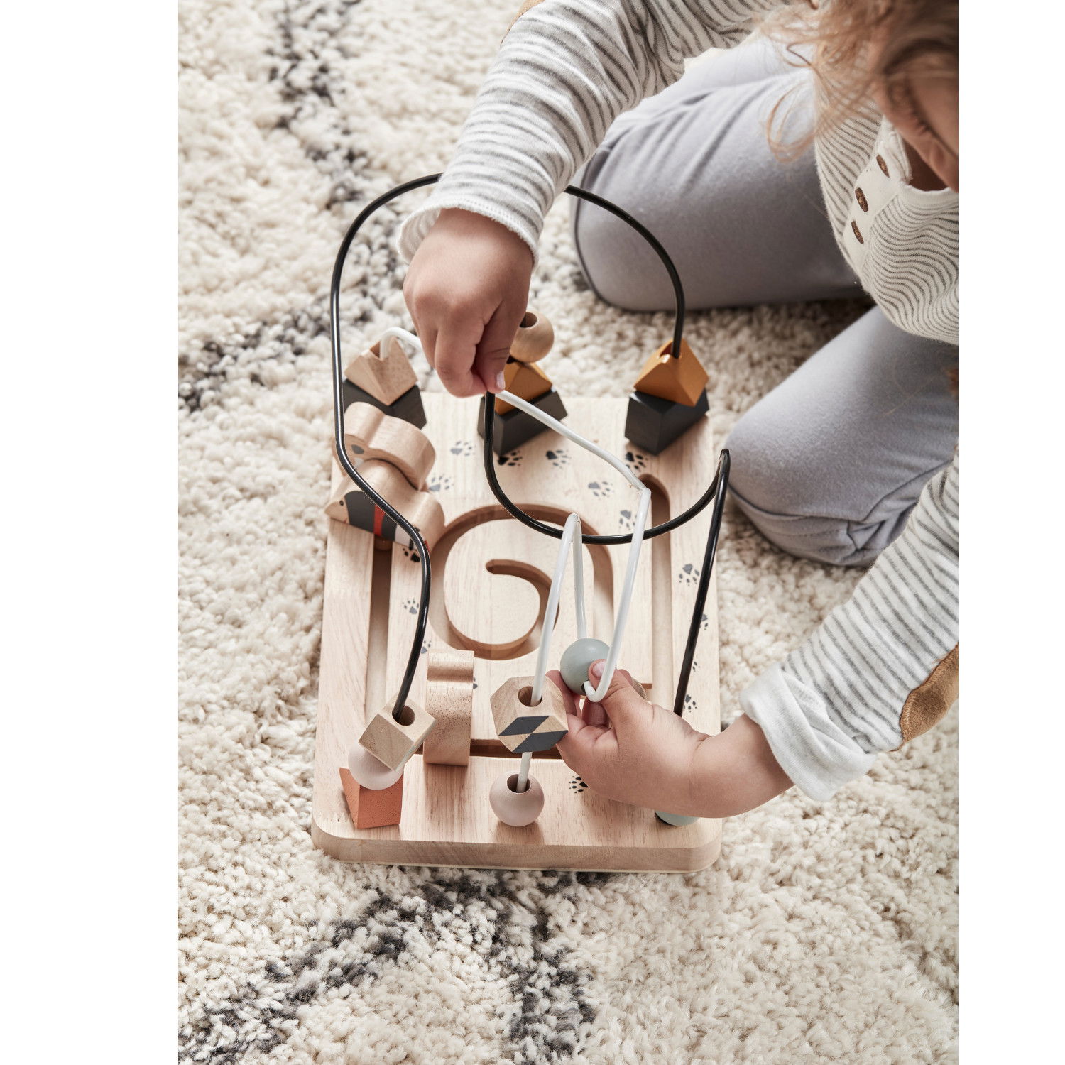 Дървен лабиринт с мъниста и фигурки