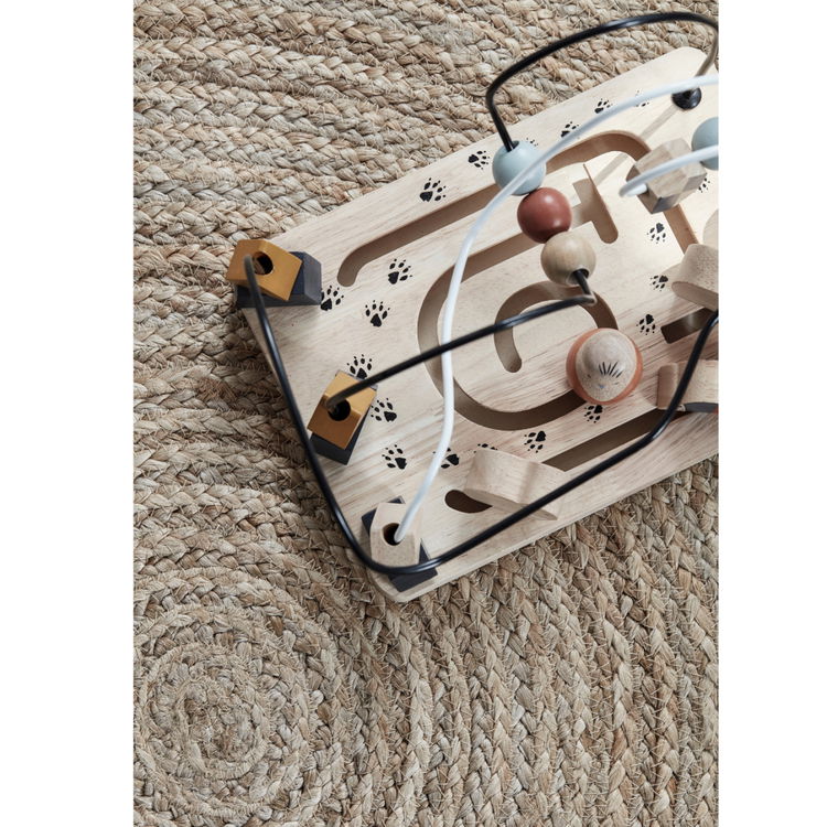 Дървен лабиринт с мъниста и фигурки