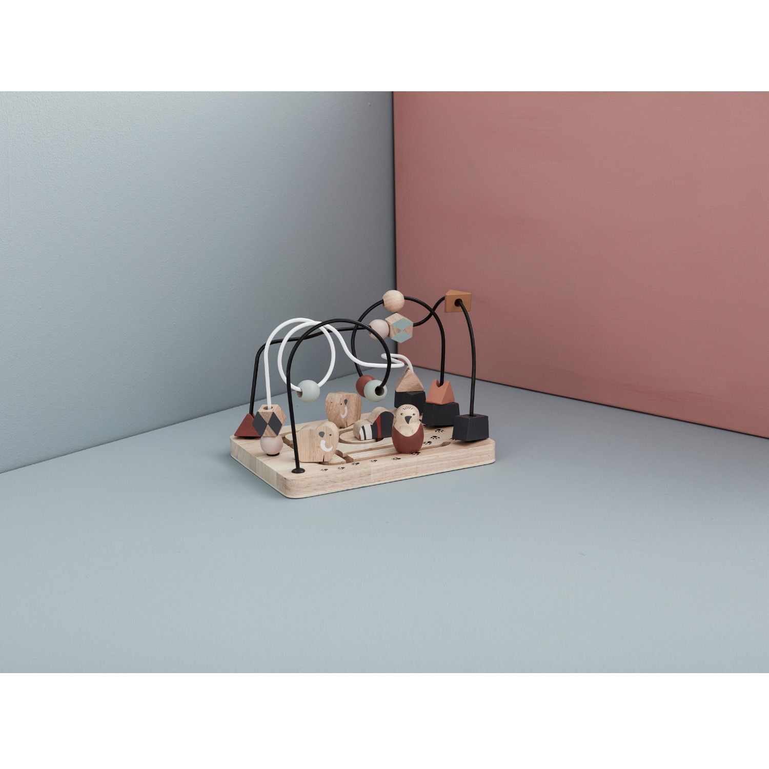 Дървен лабиринт с мъниста и фигурки