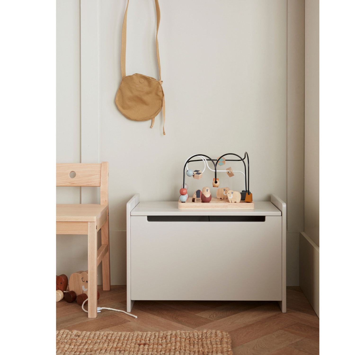 Дървен лабиринт с мъниста и фигурки