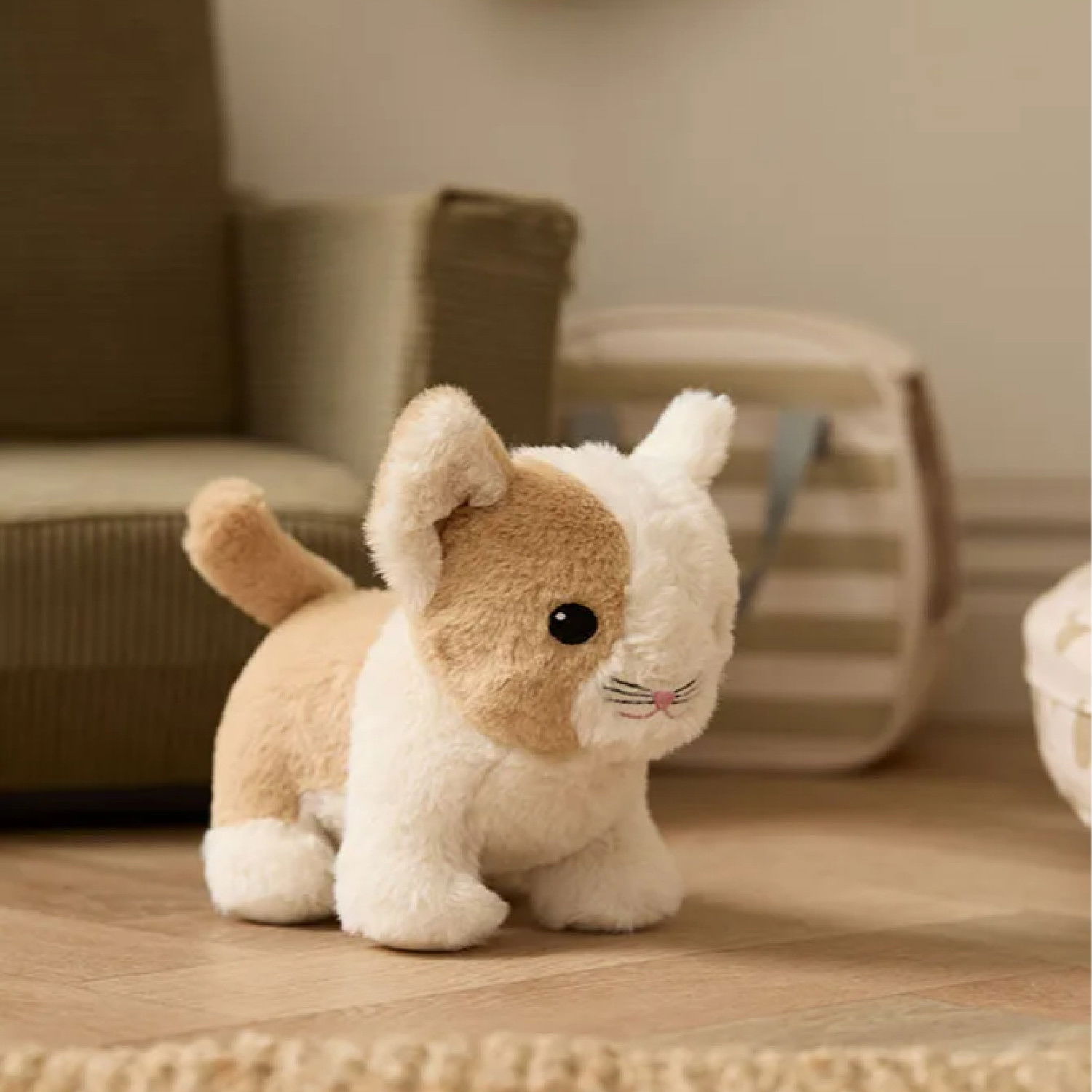 Плюшено коте в чантичка