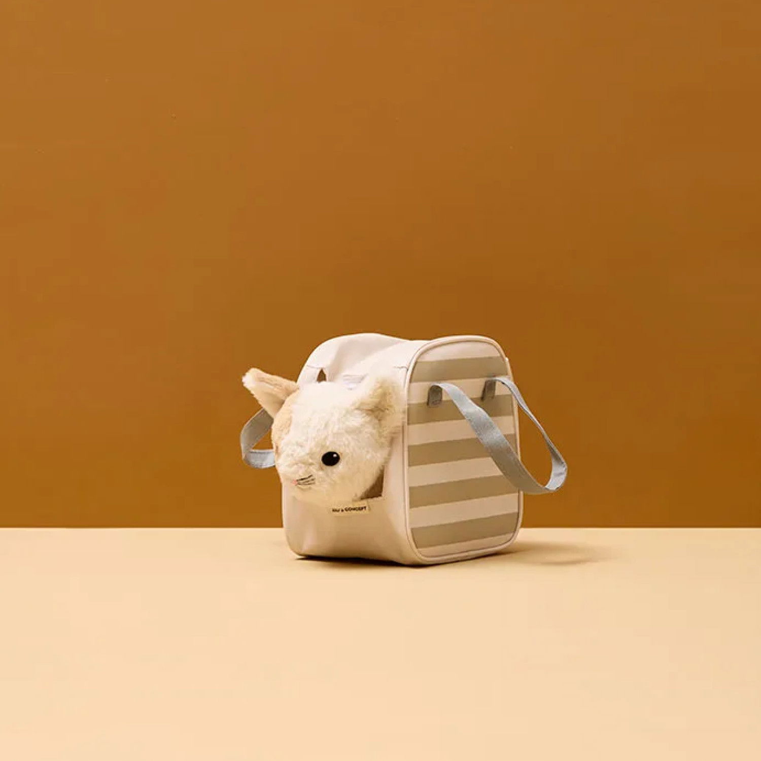 Плюшено коте в чантичка