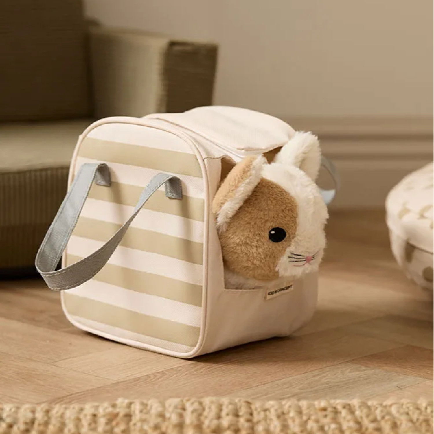 Плюшено коте в чантичка