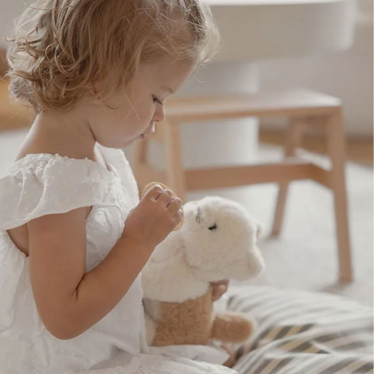 Плюшено коте в чантичка