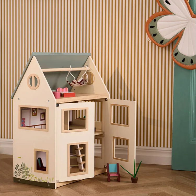 Дървена къща за кукли с мебели