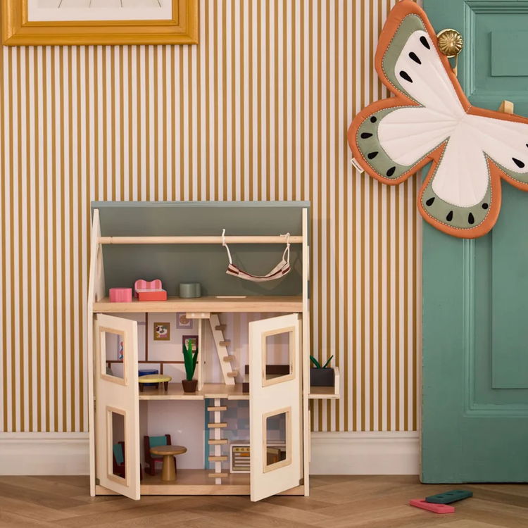 Дървена къща за кукли с мебели