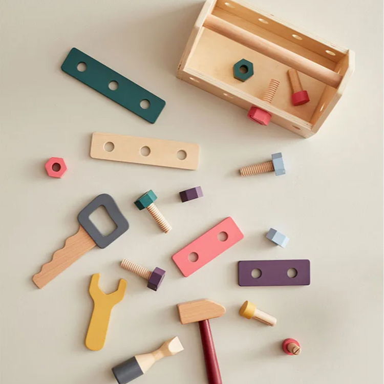 Кутия с инструменти за малки майстори