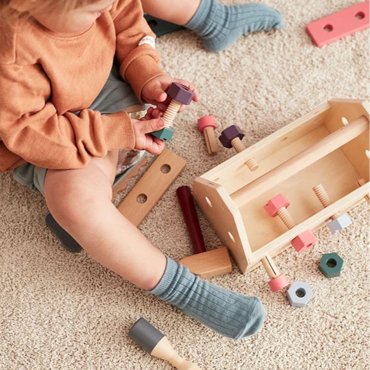 Кутия с инструменти за малки майстори