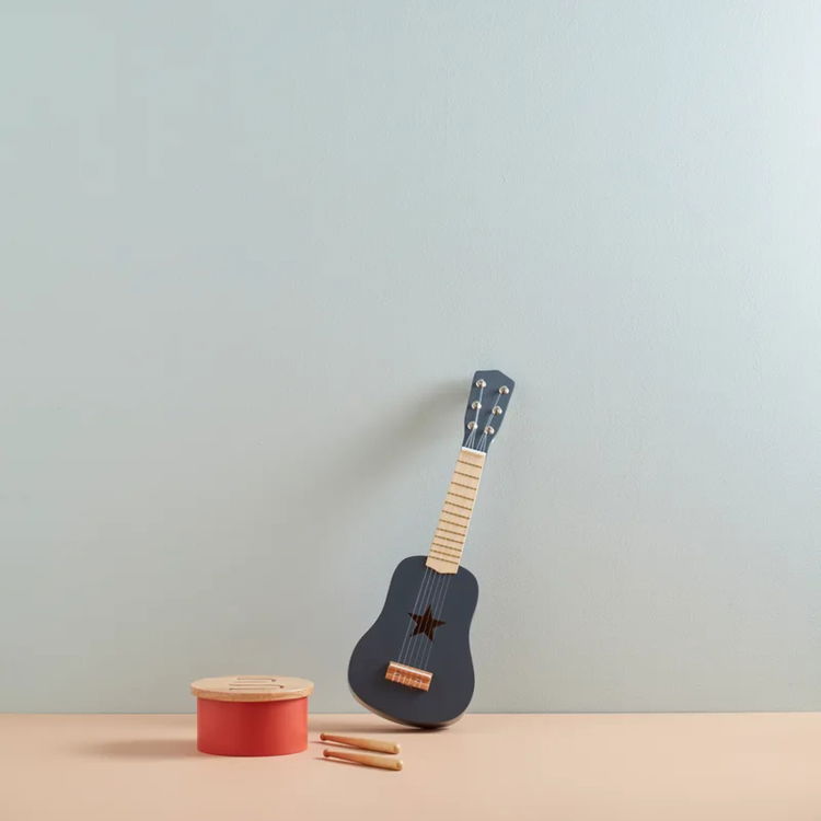 Дървена китара за малка рокзвезда