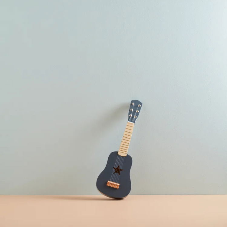 Дървена китара за малка рокзвезда
