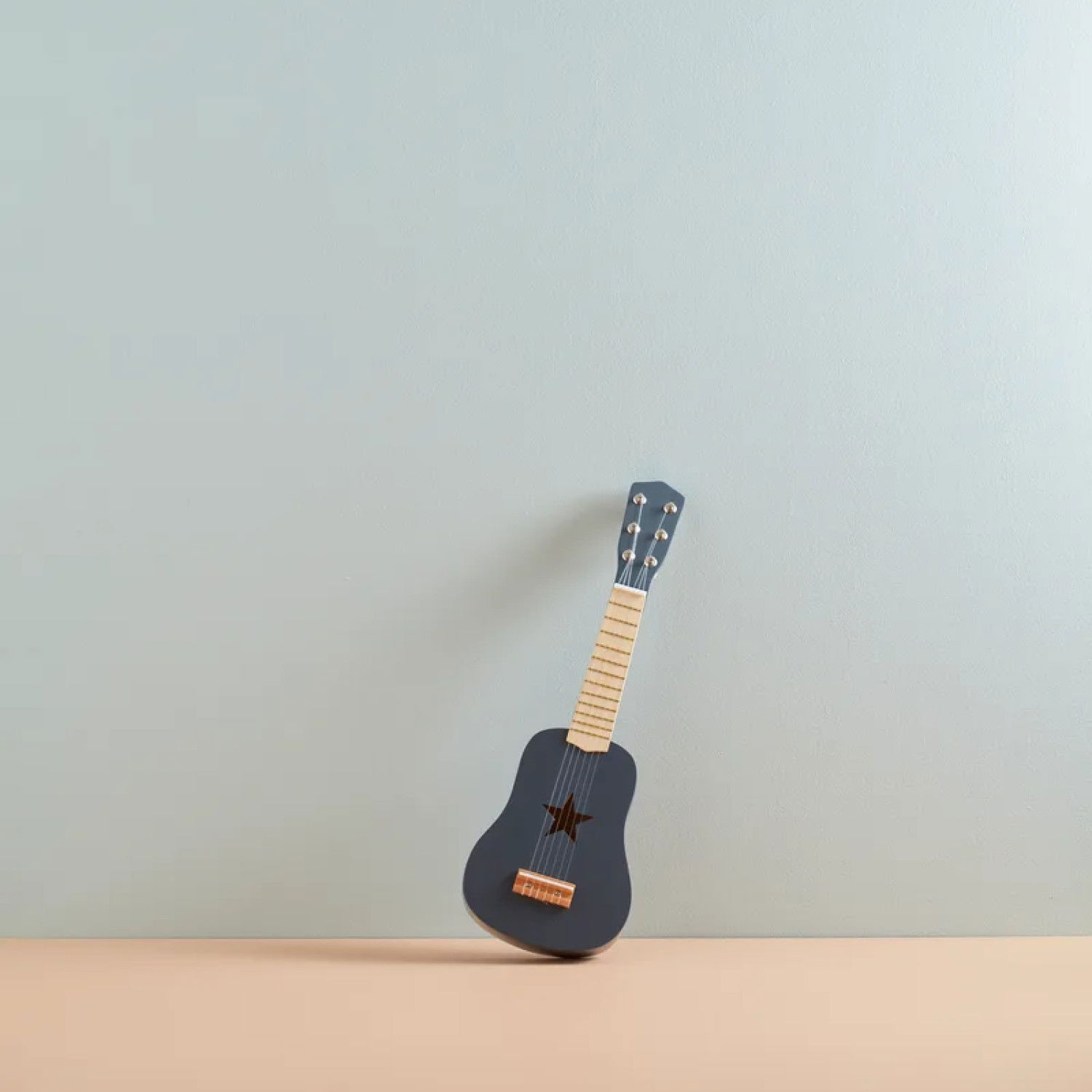 Дървена китара за малка рокзвезда